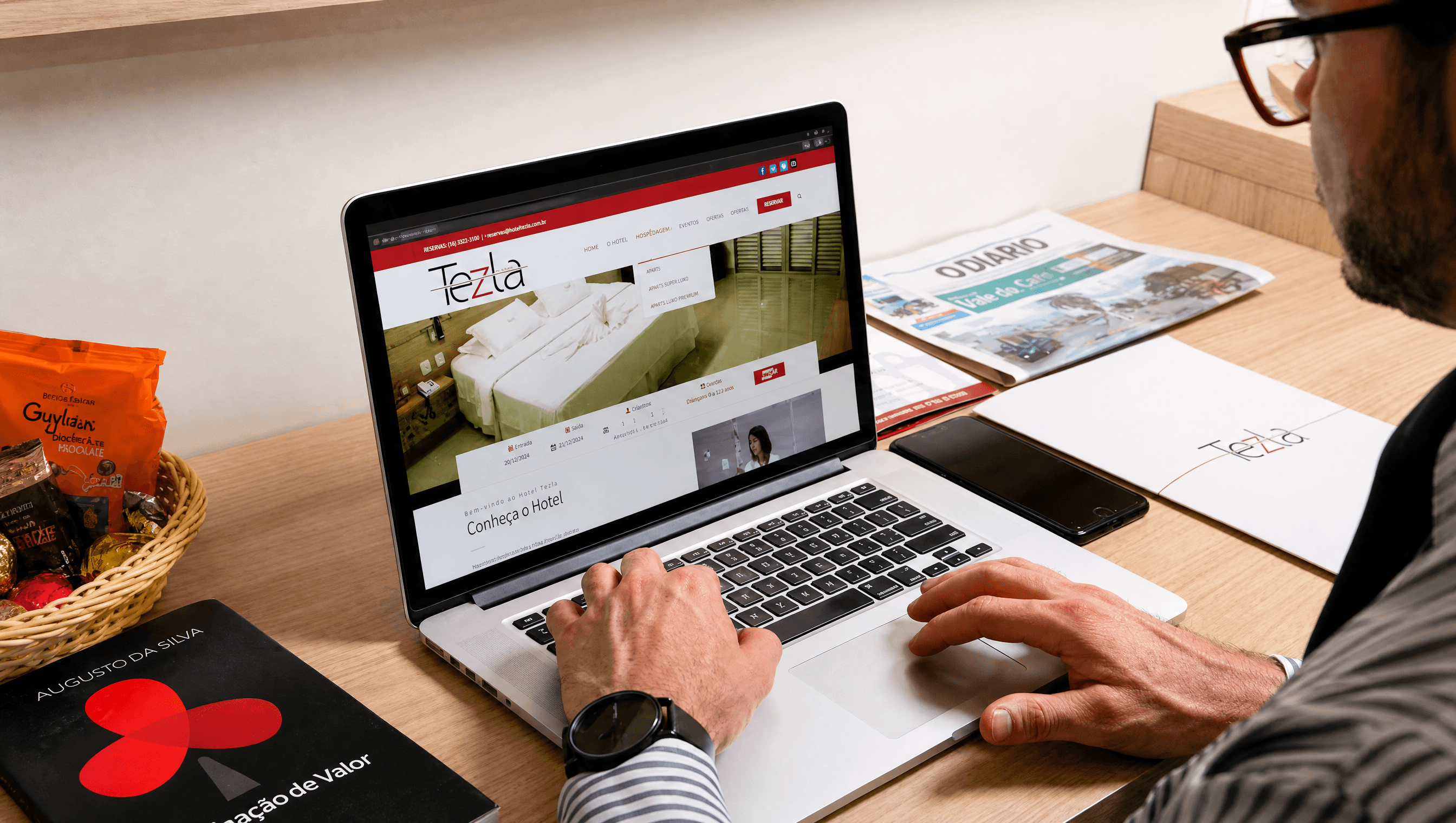Workspace corporativo Tezla Hotel: laptop, óculos e caderno com logo — hospedagem para empresas e agronegócio