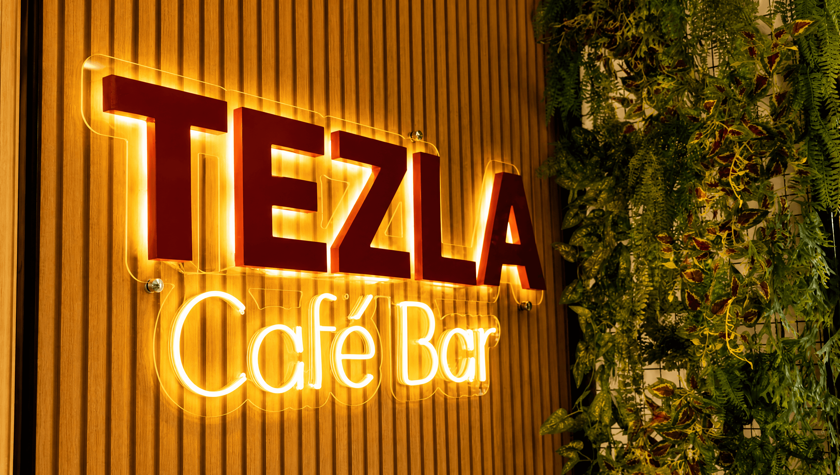 Tezla Café Bar — ambientes do Tezla Hotel